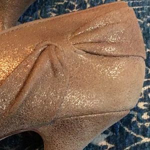 Max Studio all leather gold shoes like new Sz 7M